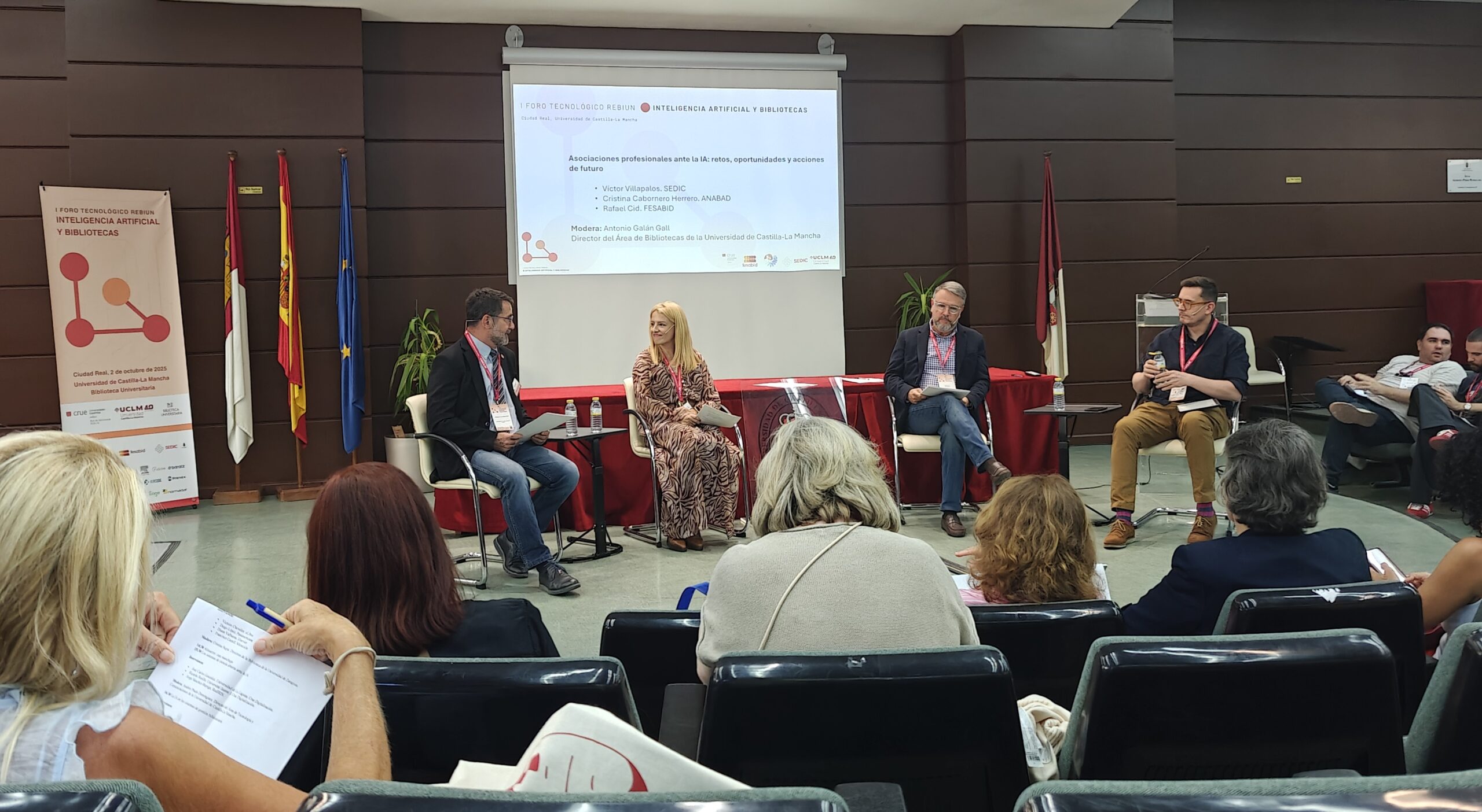 Mesa redonda de asociaciones profesionales en el I Foro Tecnológico REBIUN: IA y bibliotecas (Ciudad Real, 2025)